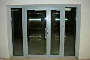 Алюминиевая дверь 700×2100 мм.